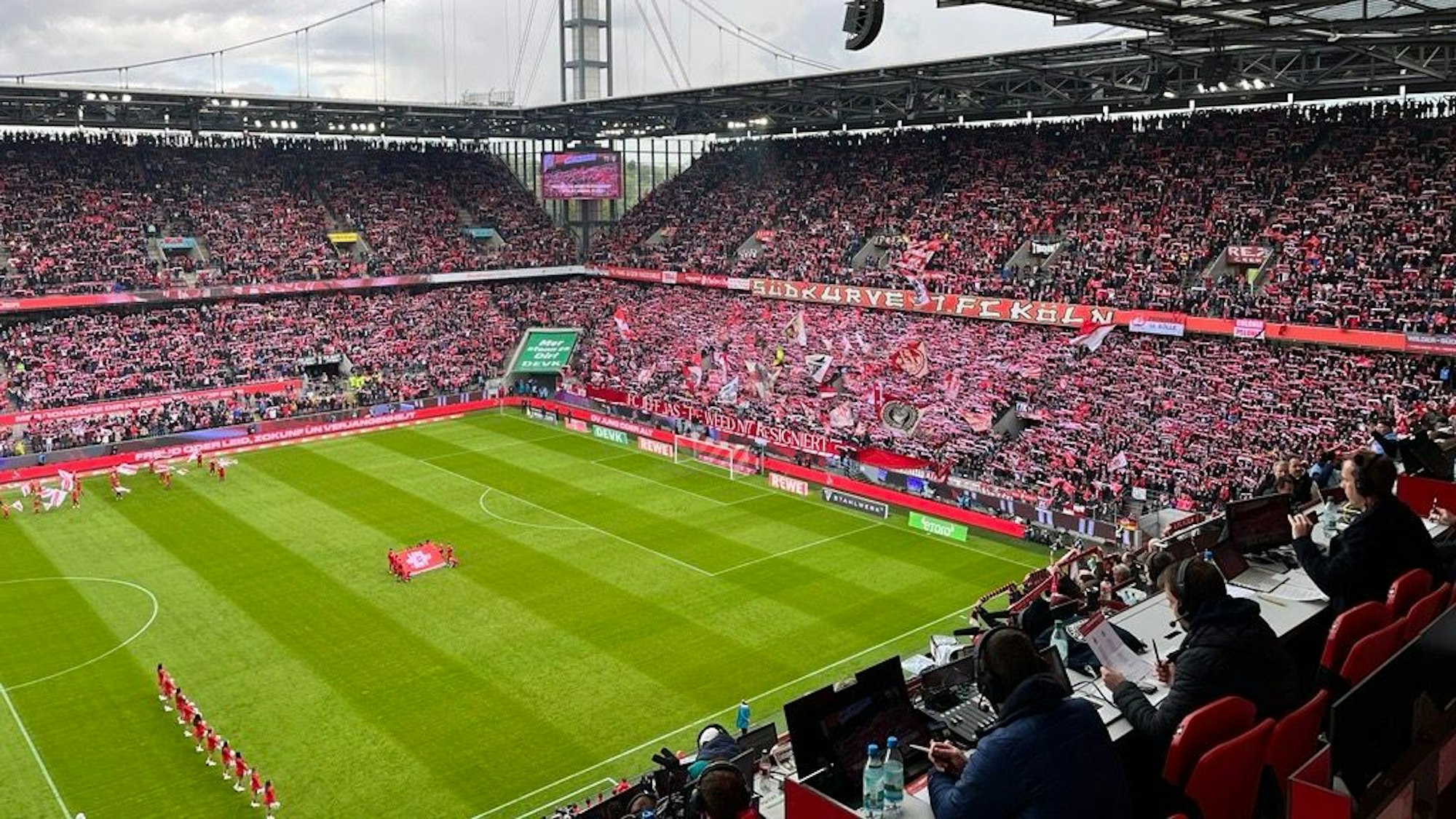 Fans mit FC-Flagge im Rhein-Energie-Stadion.
