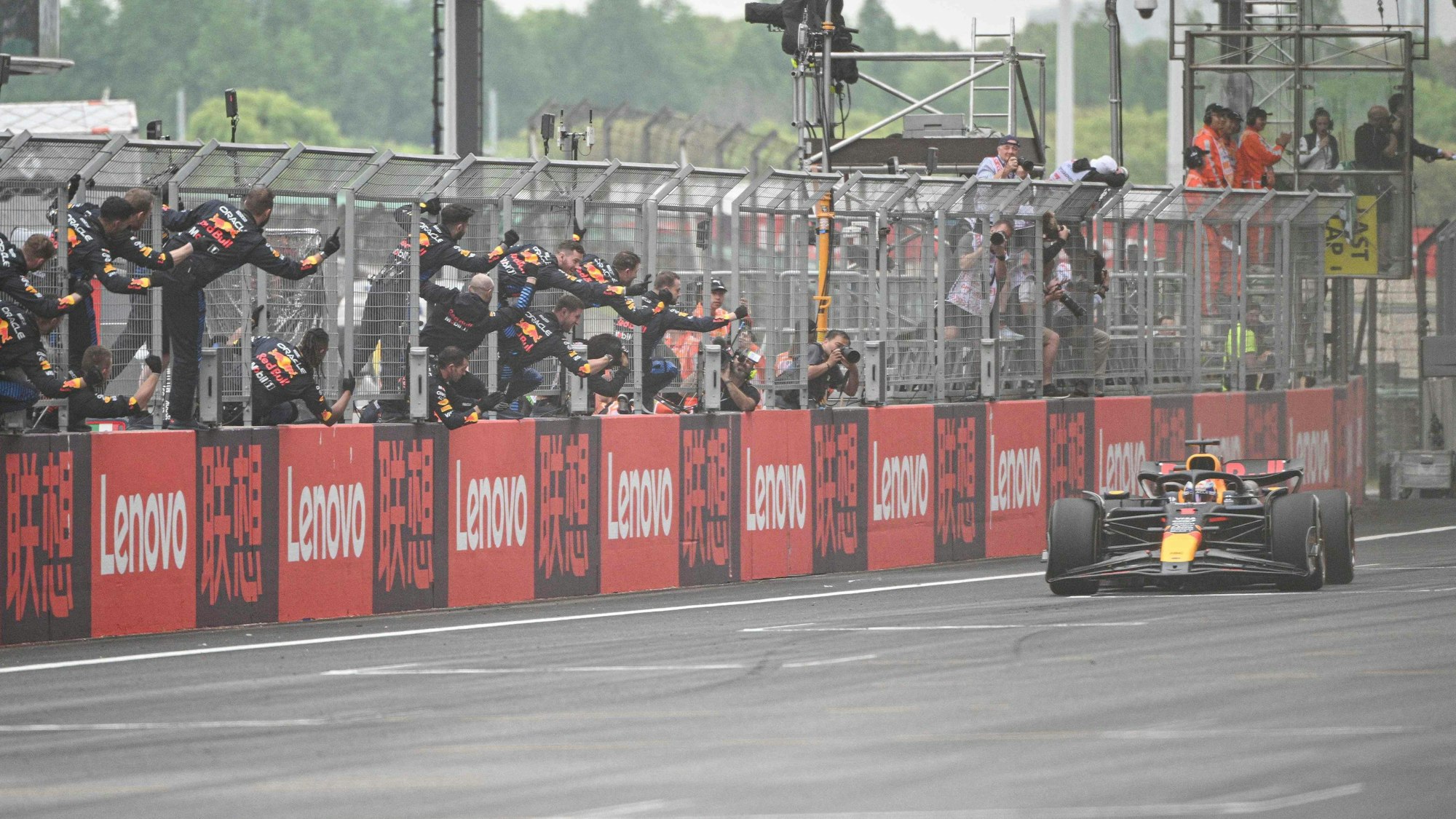 Max Verstappen fährt umjubelt von seinen Mechanikern über die Ziellinie beim Großen Preis von China.