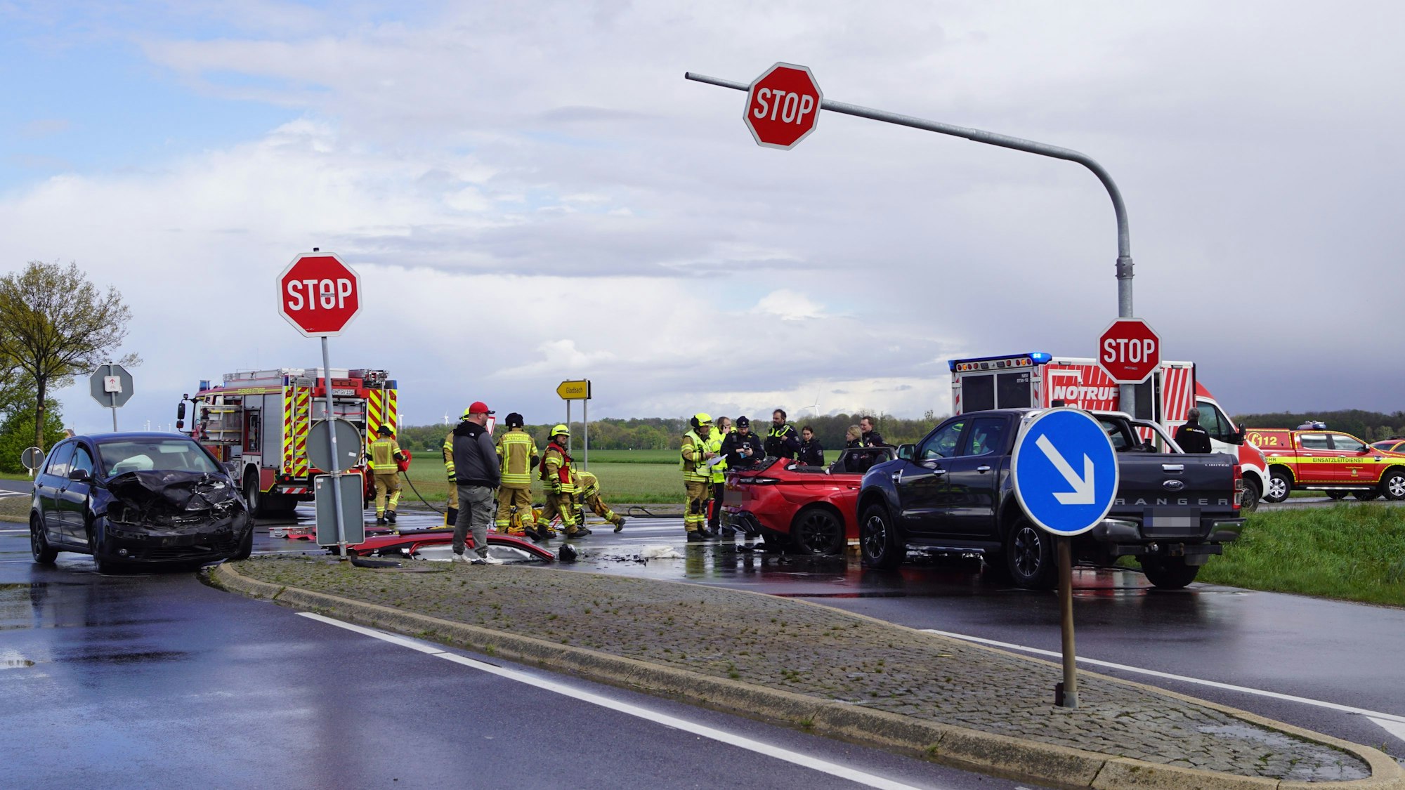 Das Foto zeigt die Unfallkreuzung mit den beteiligten Fahrzeugen und zahlreichen Einsatzkräften werden der Rettungsarbeiten.