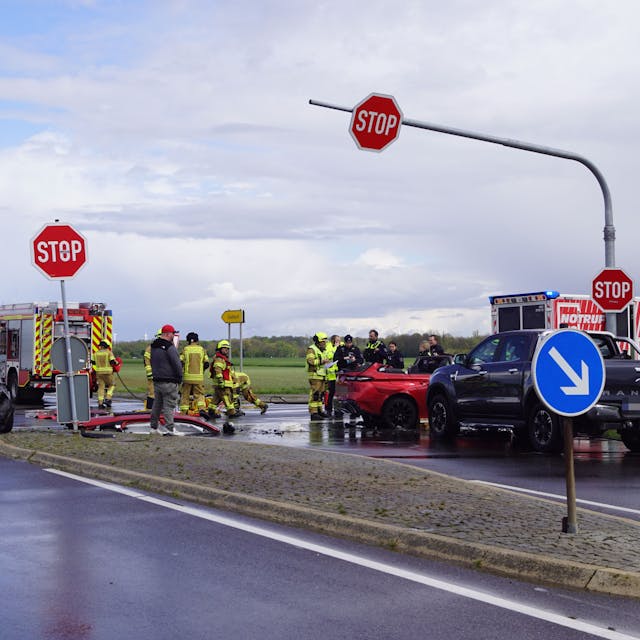 Das Foto zeigt die Unfallkreuzung mit den beteiligten Fahrzeugen und zahlreichen Einsatzkräften werden der Rettungsarbeiten.