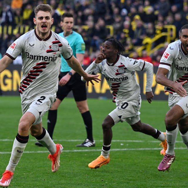 Die Spieler von Bayer Leverkusen bejubeln mit Josip Stanisic den späten Ausgleichstreffer.