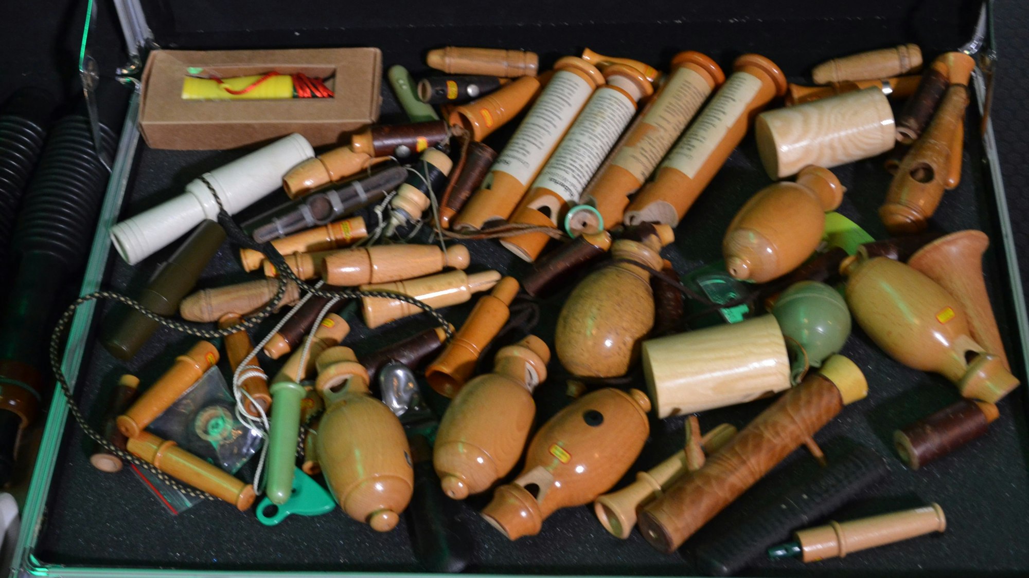 Verschiedene Pfeifen aus Holz und Kunststoff liegen in einem geöffneten Koffer.