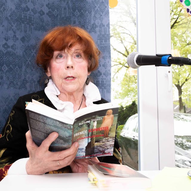 Barbara Stewen während der Lesung in Thier.