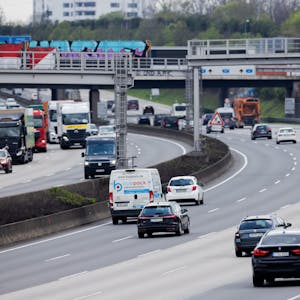 Pkw und Lkw befahren die Autobahn A3 im Kreuz Köln-Heumar bei geringem Verkehrsaufkommen.