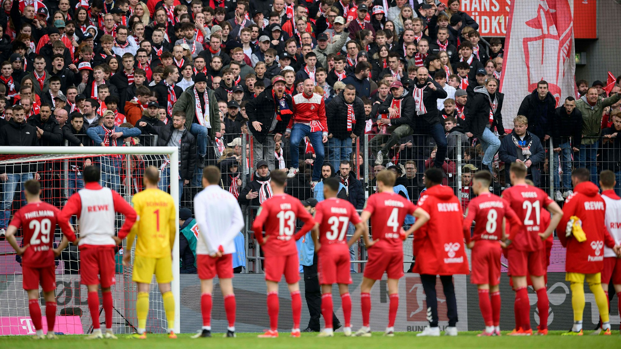 Der Zorn der FC-Fans richtete sich nach der Pleite gegen Darmstadt erstmals auch deutlich gegen die eigenen Mannschaft.