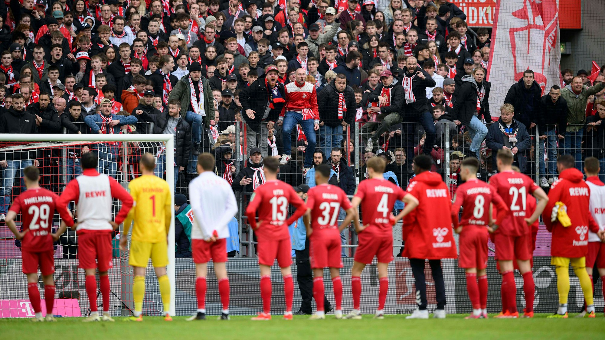 Das FC-Team wird nach der Pleite gegen Darmstadt zur Rede gestellt.