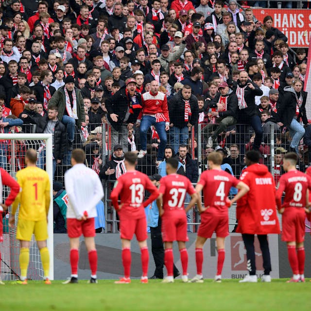 Das FC-Team wird nach der Pleite gegen Darmstadt zur Rede gestellt.