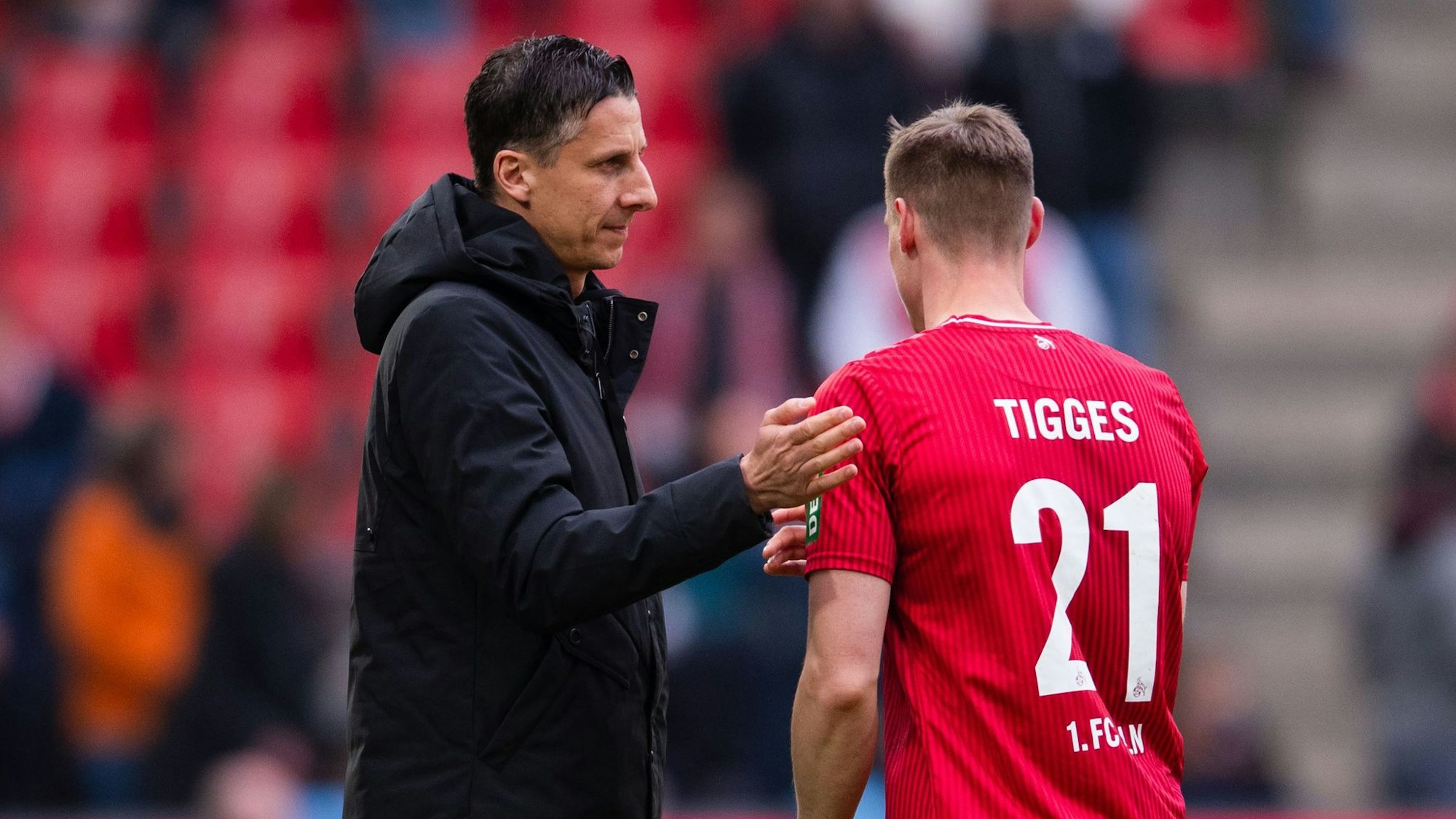 Kölns Sport-Geschäftsführer Christian Keller (l.) klatscht Stürmer Steffen Tigges nach dem 0:2 gegen Schlusslicht Darmstadt ab.