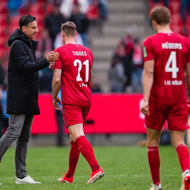 Kölns Sportchef Christian Keller tröstet die FC-Profis nach der Niederlage gegen Darmstadt 98.