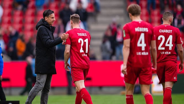 Kölns Sport-Geschäftsführer Christian Keller (l.) klatscht Stürmer Steffen Tigges nach dem 0:2 gegen Schlusslicht Darmstadt ab.
