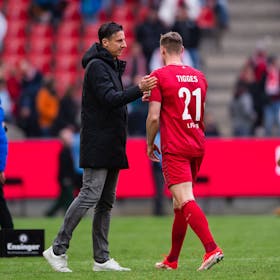 Kölns Sportchef Christian Keller tröstet die FC-Profis nach der Niederlage gegen Darmstadt 98.