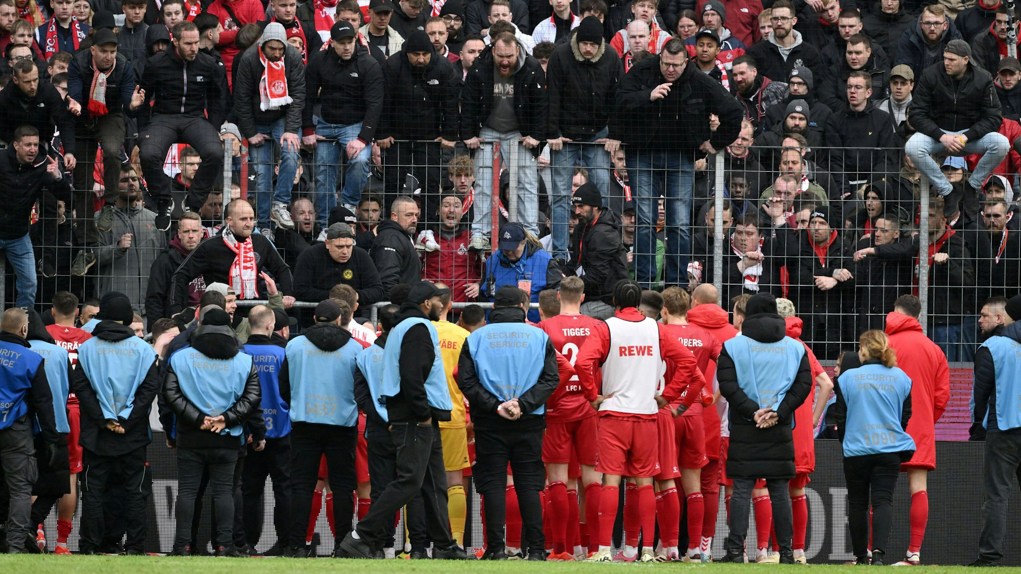 Antreten zum Rapport: Die Mannschaft des 1. FC Köln reiht sich nach dem Debakel gegen Darmstadt vor der Südkurve auf.