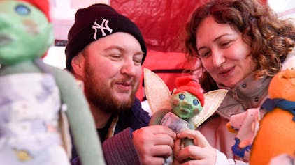 Das Foto zeigt die Geschwister Arlecchino und Loredana Bursch mit einer Feenpuppe mit dem grünen Gesicht, Protagonistin einer Geschichte für Kinder.