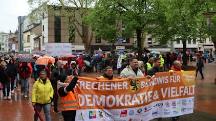 Auf dem Foto sind Teilnehmer des Demonstrationszuges für Demokratie und Vielfalt in der Frechener Innenstadt zu sehen.