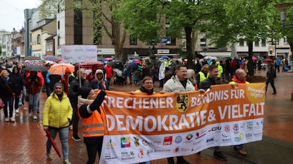 Auf dem Foto sind Teilnehmer des Demonstrationszuges für Demokratie und Vielfalt in der Frechener Innenstadt zu sehen.