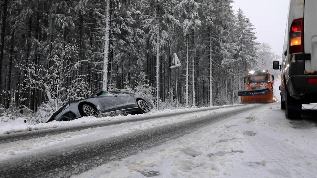 Neuschnee in Teilen Deutschlands: Ein Auto steht in Geyer (Sachsen) nach einem Unfall neben der schneebedeckten Fahrbahn im Graben. Auch in NRW gab es Neuschnee.