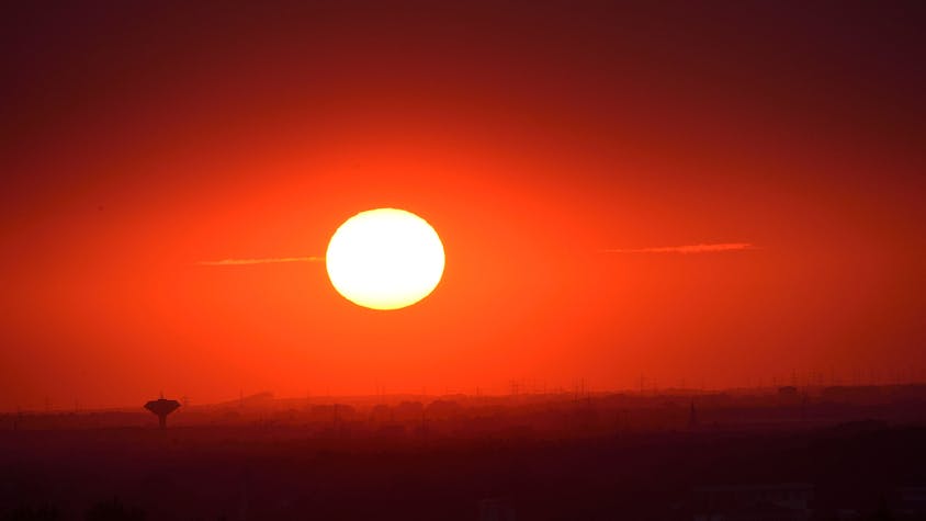 Das Foto zeigt eine glühende Sonne über Bergisch Gladbach und Köln