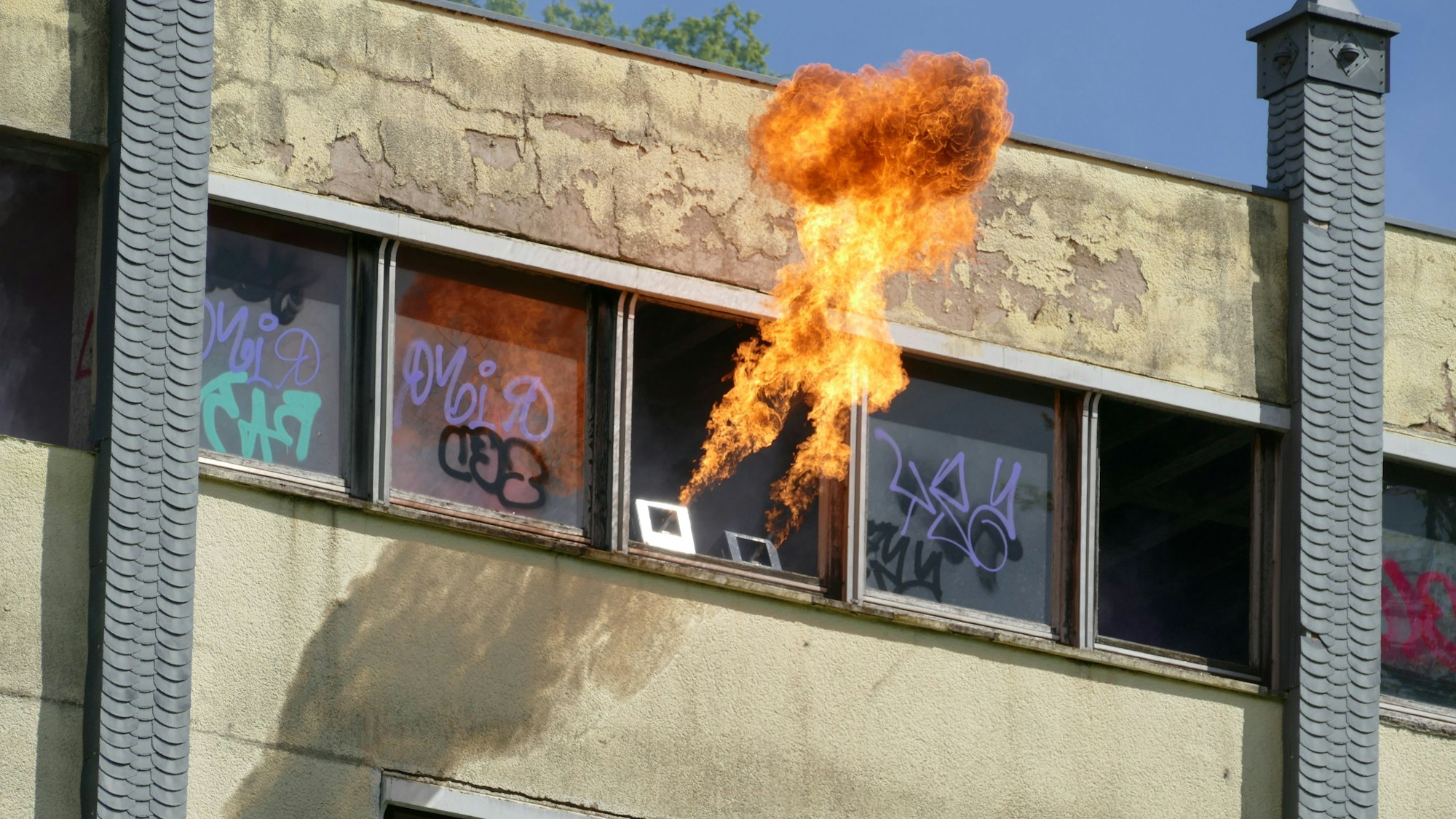 Stichflammen kommen aus einem Fenster.