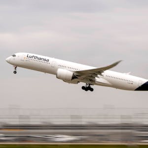 Ein Airbus A350-900 der Lufthansa hebt in Frankfurt ab.