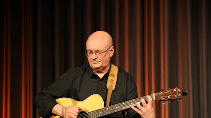 Jaques Stotzem mit seiner Gitarre beim Auftritt in Euskirchen.
