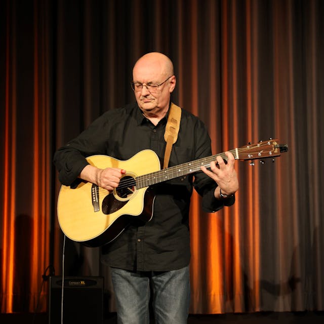 Jaques Stotzem mit seiner Gitarre beim Auftritt in Euskirchen.