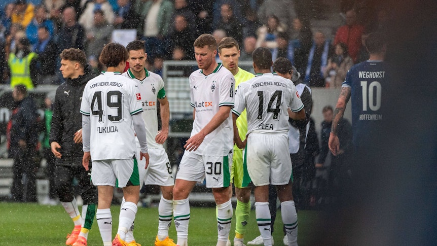 Spieler von Borussia Mönchengladbach frustriert über eine Niederlage.