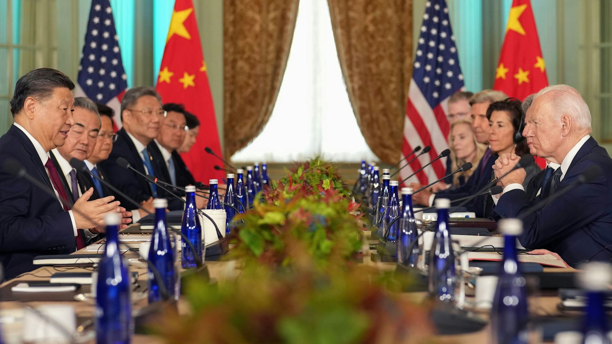 15.11.2023, USA, Woodside: Joe Biden (r.), Präsident der USA, hört zu, als Chinas Präsident Xi Jinping (l.) während ihres Treffens im Filoli Estate in Woodside am Rande am Rande des Apec-Treffens spricht.