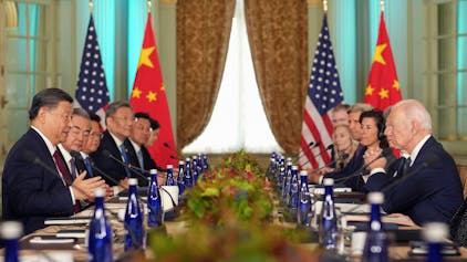15.11.2023, USA, Woodside: Joe Biden (r.), Präsident der USA, hört zu, als Chinas Präsident Xi Jinping (l.) während ihres Treffens im Filoli Estate in Woodside am Rande am Rande des Apec-Treffens spricht.