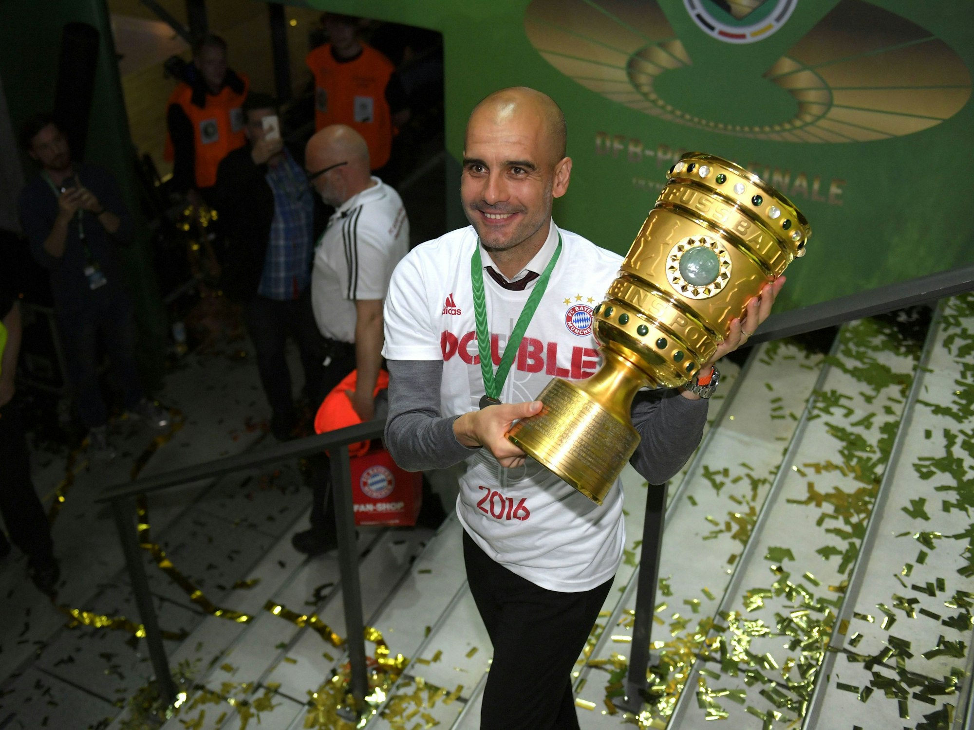 Pep Guardiola mit dem DFB-Pokal nach dem Final-Gewinn 2016.