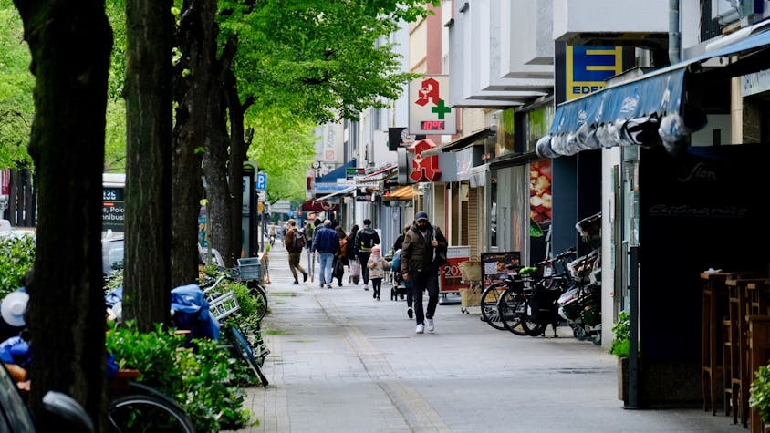 An der täglich gut besuchten Dürener Straße sind sehr viele Geschäfte ansässig.