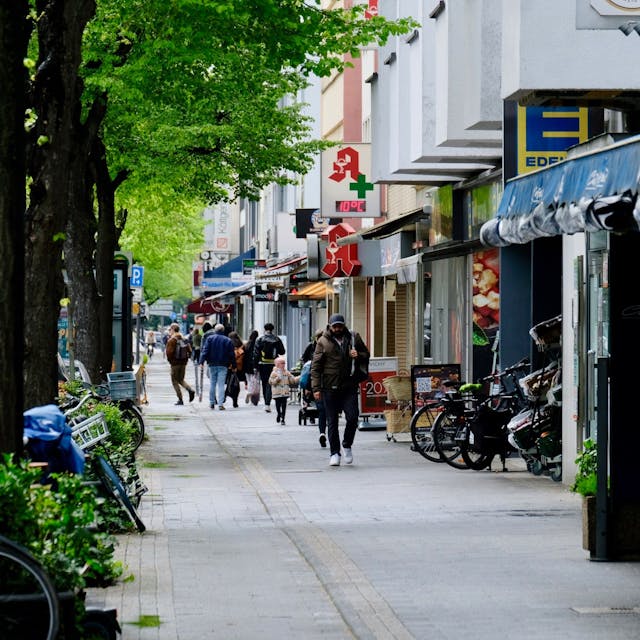 An der täglich gut besuchten Dürener Straße sind sehr viele Geschäfte ansässig.