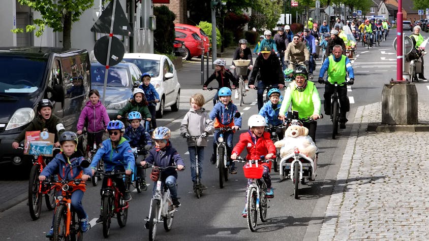 So viel Platz haben Radlerinnen und Radler auf der Kerpener Straße in Sindorf normalerweise nicht. Bei der „Kidical Mass“-Fahrraddemo nutzten die rund 100 kleinen und großen Teilnehmer die Fahrbahn einfach mal in ganzer Breite.