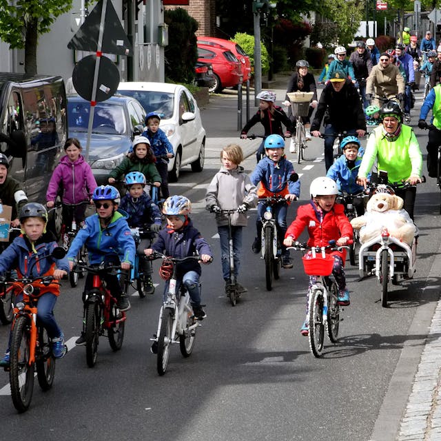 So viel Platz haben Radlerinnen und Radler auf der Kerpener Straße in Sindorf normalerweise nicht. Bei der „Kidical Mass“-Fahrraddemo nutzten die rund 100 kleinen und großen Teilnehmer die Fahrbahn einfach mal in ganzer Breite.