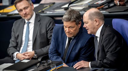 Auf der Regierungsbank im Bundestag sitzen Finanzminister Christian Lindner (v.l., FDP), Bundeswirtschaftsminister Robert Habeck und Bundeskanzler Olaf Scholz zusammen. Im jüngsten Ampel-Streit hat der FDP-Chef den möglichen Koalitionsbruch aber nicht ausgeräumt.
