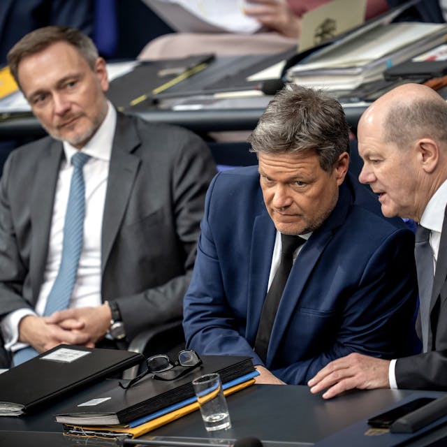 Auf der Regierungsbank im Bundestag sitzen Finanzminister Christian Lindner (v.l., FDP), Bundeswirtschaftsminister Robert Habeck und Bundeskanzler Olaf Scholz zusammen. Im jüngsten Ampel-Streit hat der FDP-Chef den möglichen Koalitionsbruch aber nicht ausgeräumt.
