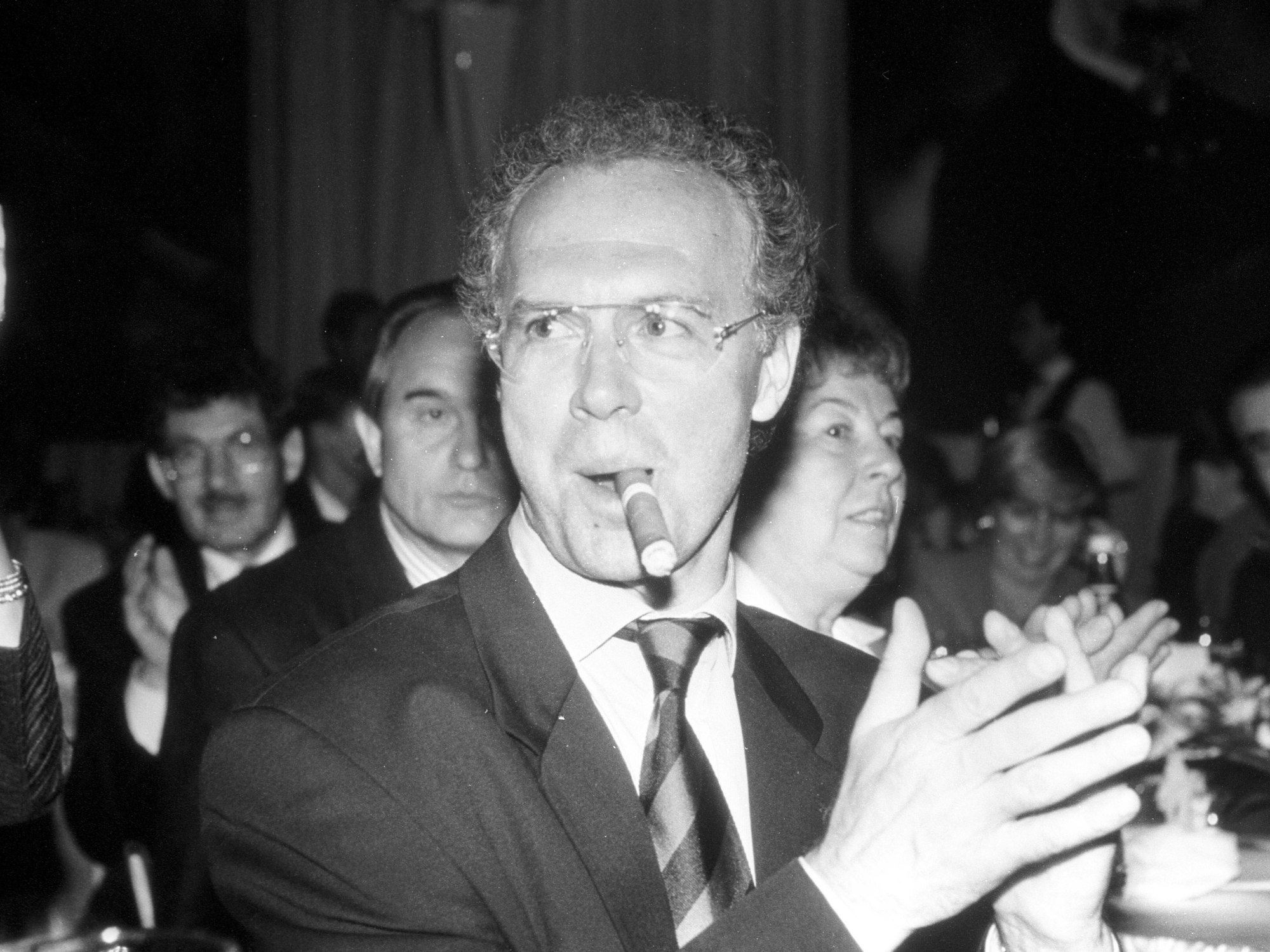 Franz Beckenbauer raucht auf der Meisterfeier 1994.