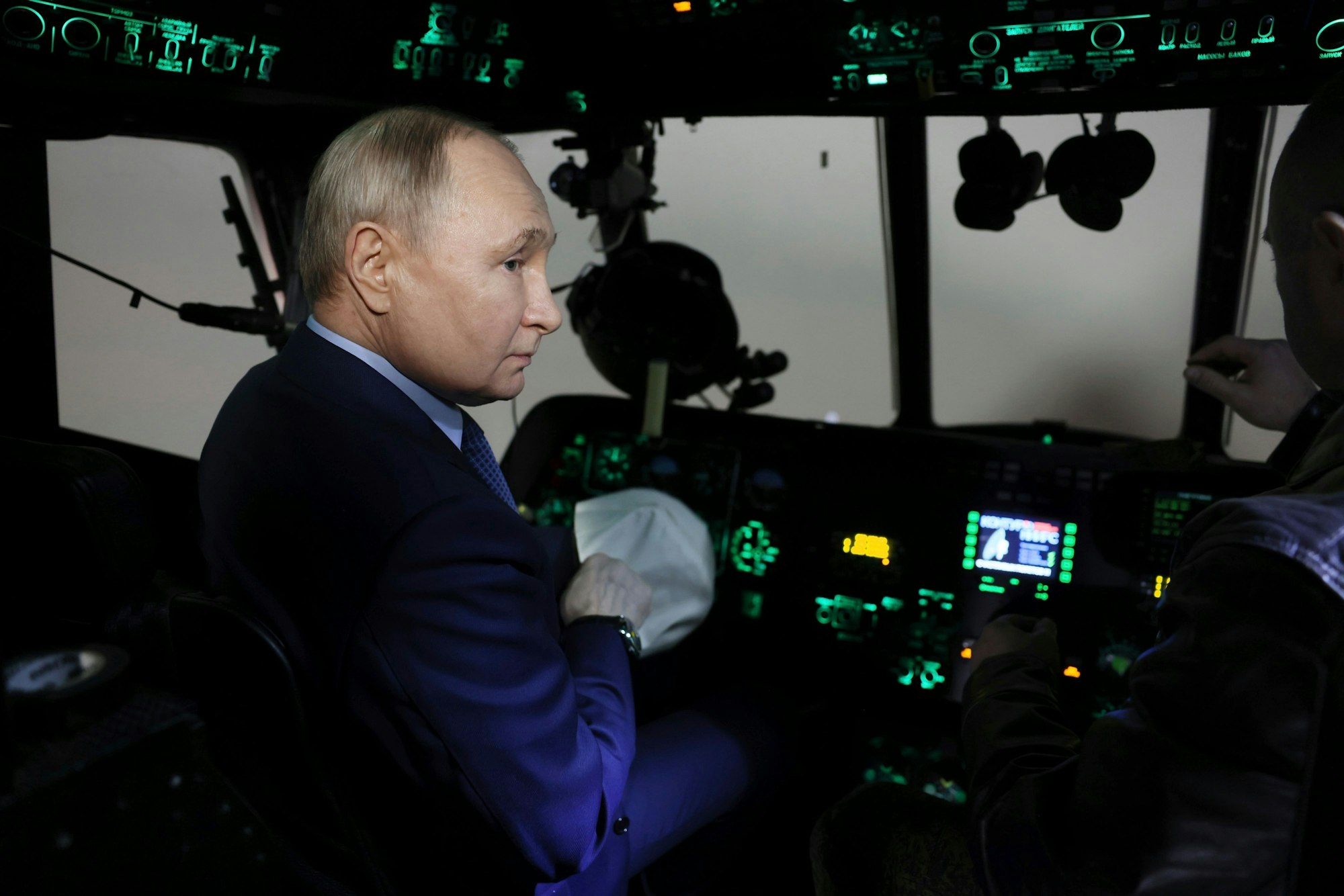 Auf diesem von der nationalen Nachrichtenagentur Sputnik via AP veröffentlichten Foto sitzt der russische Präsident Wladimir Putin Ende März 2024 im Cockpit eines Hubschraubers: Laut britischen Medien soll der Kreml britische Urlaubsflüge mit einem Störsender angegriffen haben.