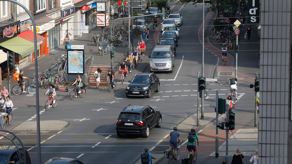 Das Foto zeigt die Kreuzung Ehrenfeldgürtel Ecke Venloer Straße.