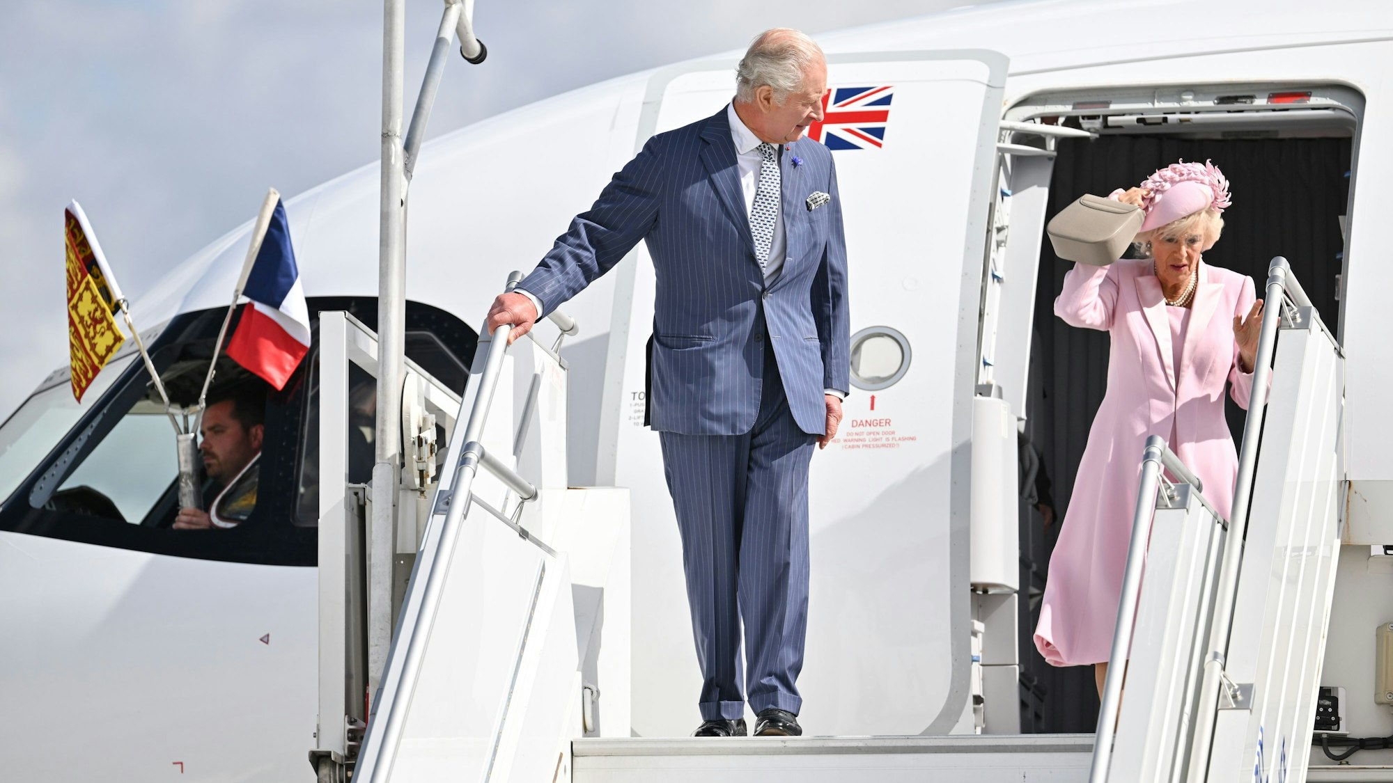 König Charles III. mit Königin Camilla an Bord der Titan-Airways-Maschine. Das als britischer Regierungsflieger eingesetzte Flugzeug meldete über London einen Notfall, nachdem mehrere Fenster auf mehr als 4000 Metern Höhe herausgebrochen waren.