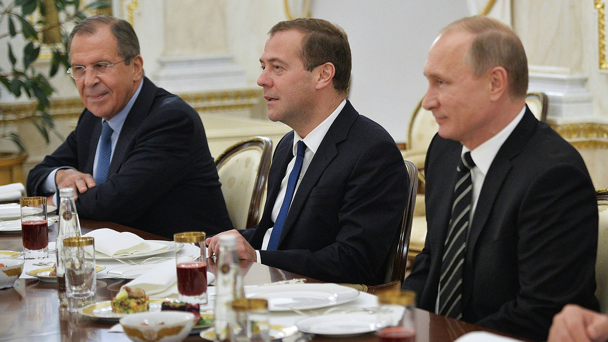 Außenminister Sergej Lawrow, Sicherheitsratsvize Dmitri Medwedew und Kremlchef Wladimir Putin.