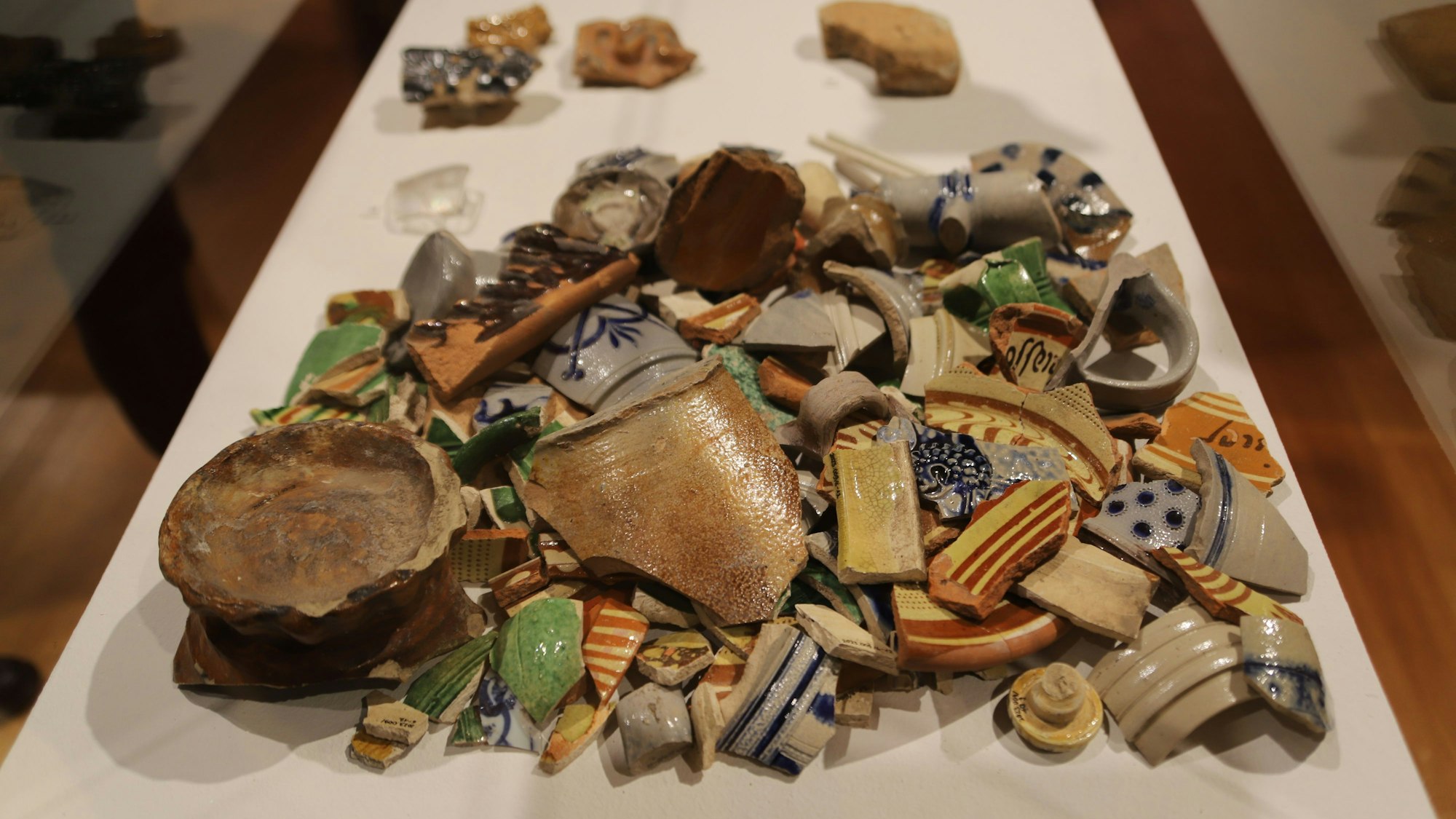 Das Amt für Bodendenkmalpflege im Rheinland des LVR zeigte herausragende Funde aus Archäologie und Paläontologie des Jahres 2023. Zahlreiche Gebrauchskeramik wurde am Kölner Neumarkt gefunden.