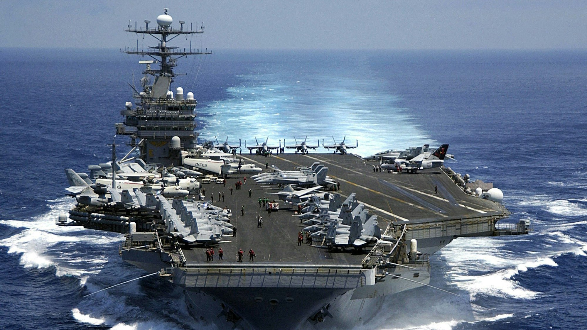 Einer der größten US-amerikanischen Flugzeugträger, die USS Carl Vinson (CVN 70) ist am 15.03.2005 auf hoher See unterwegs.