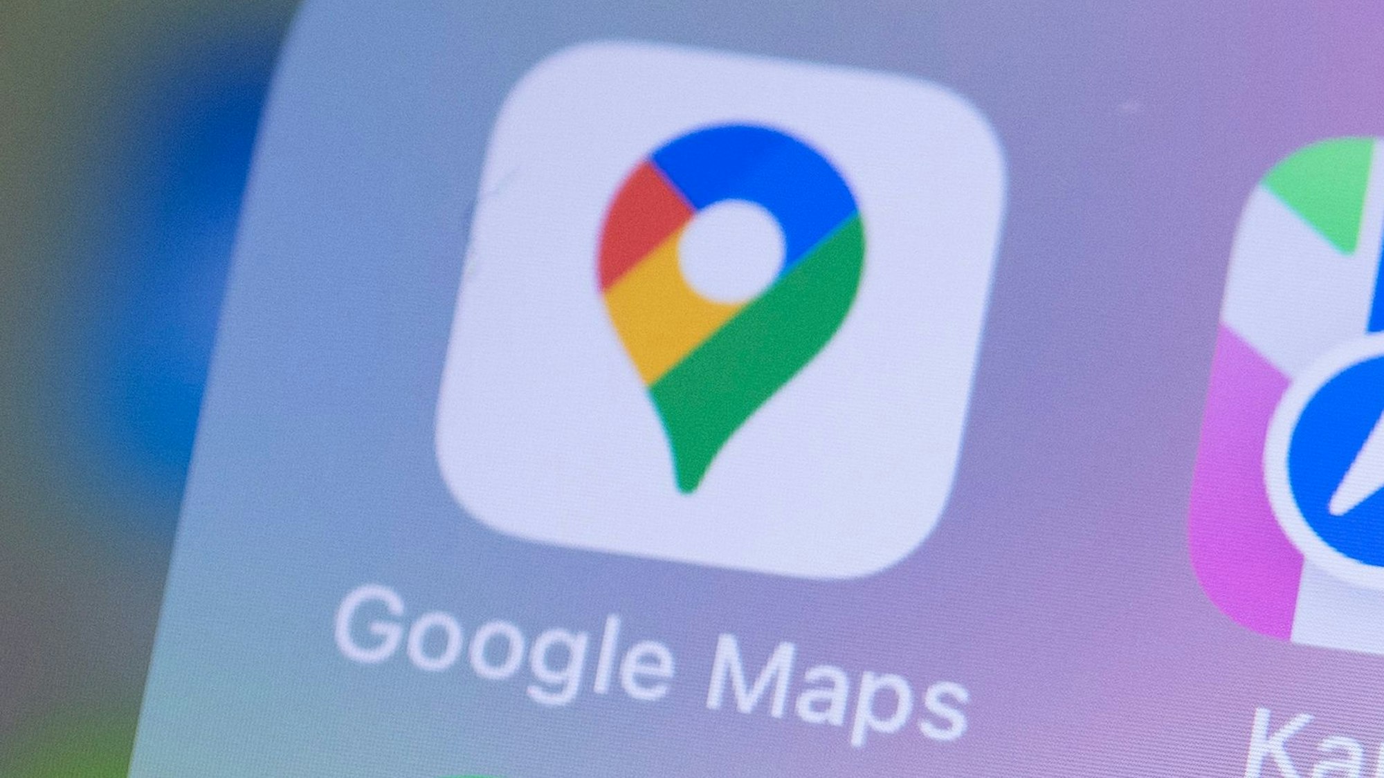 Das Symbol des Kartendienstes Google Maps ist auf einem iPhone neben dem Symbol der Apple-Karten-App zu sehen.