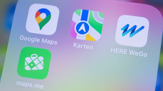 Das Symbol des Kartendienstes Google Maps ist auf einem iPhone neben dem Symbol der Apple-Karten-App zu sehen.