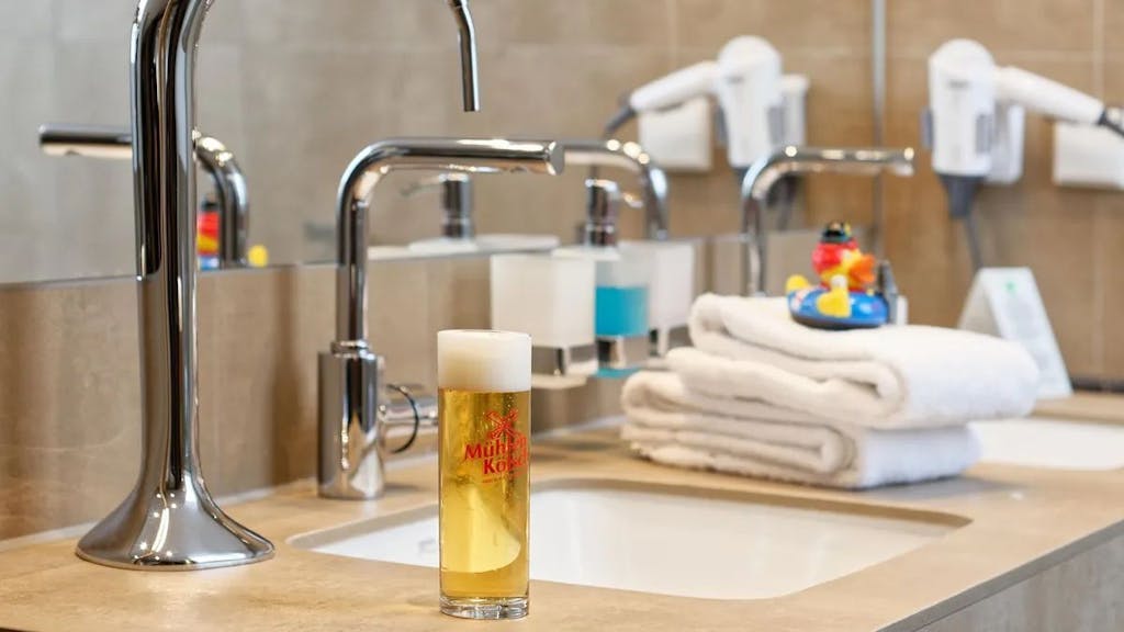 Ein Zapfhahn im Hotel-Badezimmer. Im Kölner Hotel zur Malzmühle gibt es für die Gäste tatsächlich die Möglichkeit, ihr Kölsch direkt selber zu zapfen.