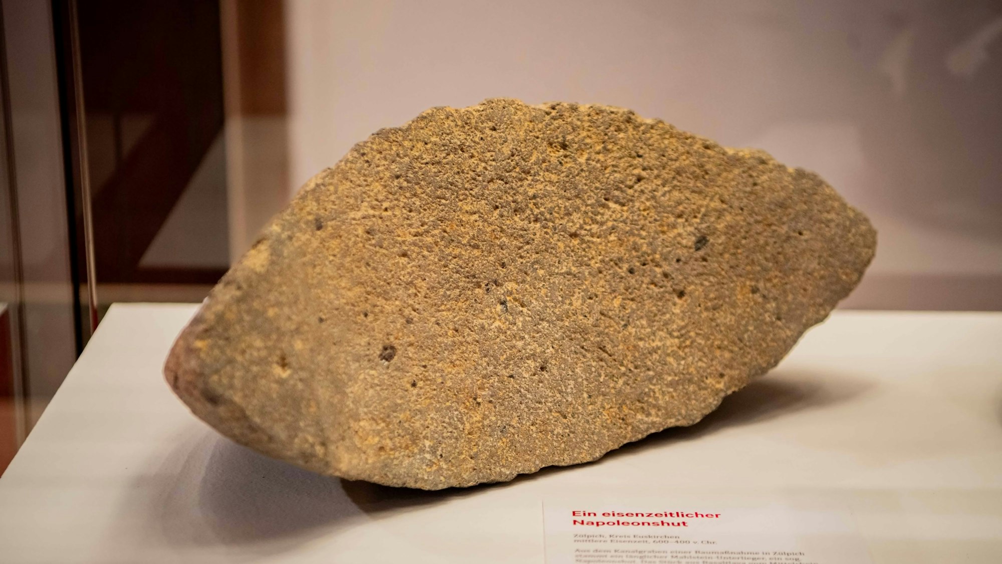 Das Bild zeigt einen alten Stein, der in der Eisenzeit zum Mahlen von Getreide genutzt wurde.