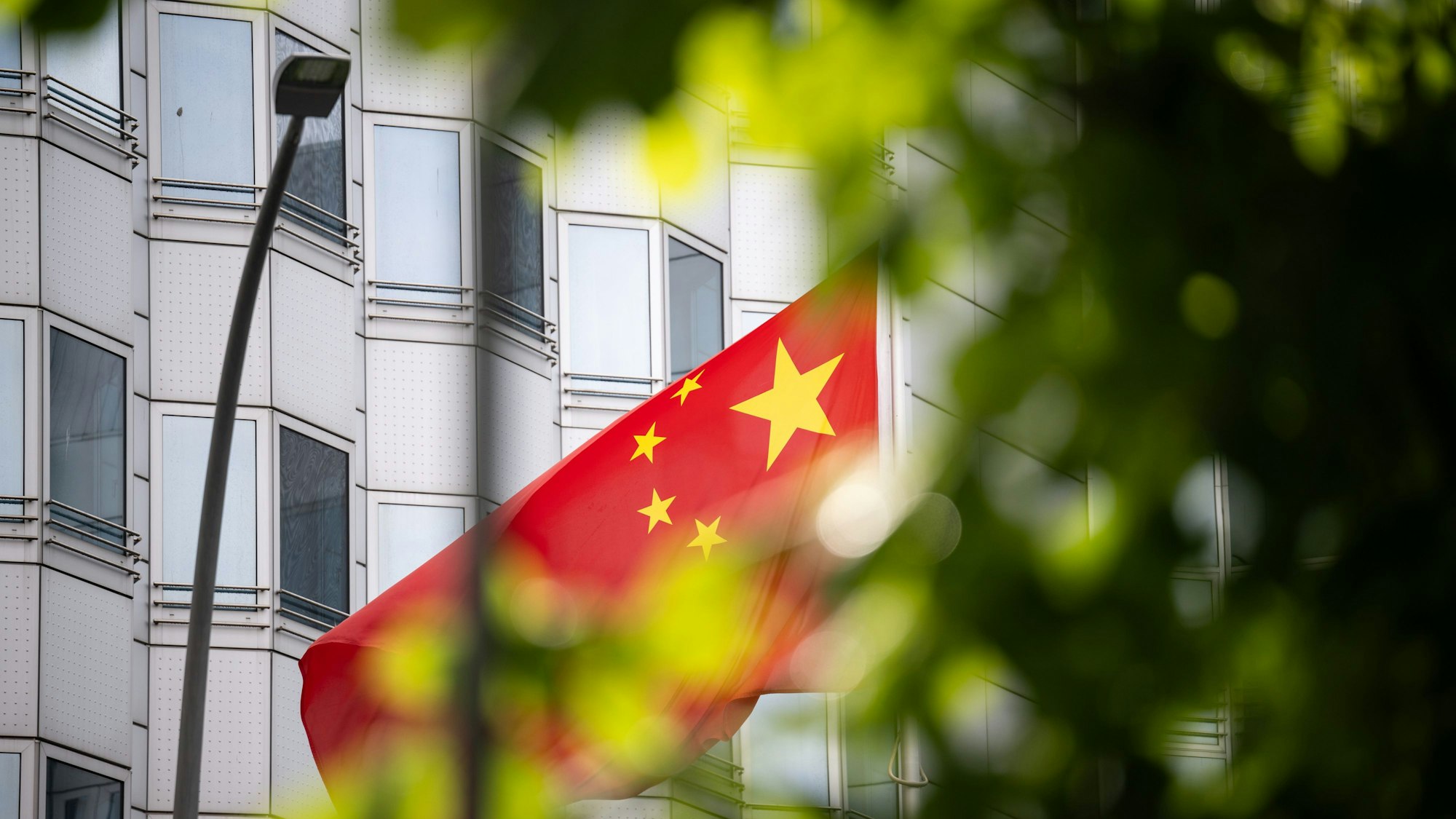 Ein chinesische Flagge weht vor der Botschaft von China in Berlin. Drei Deutsche sind wegen mutmaßlicher Spionage für China festgenommen worden.