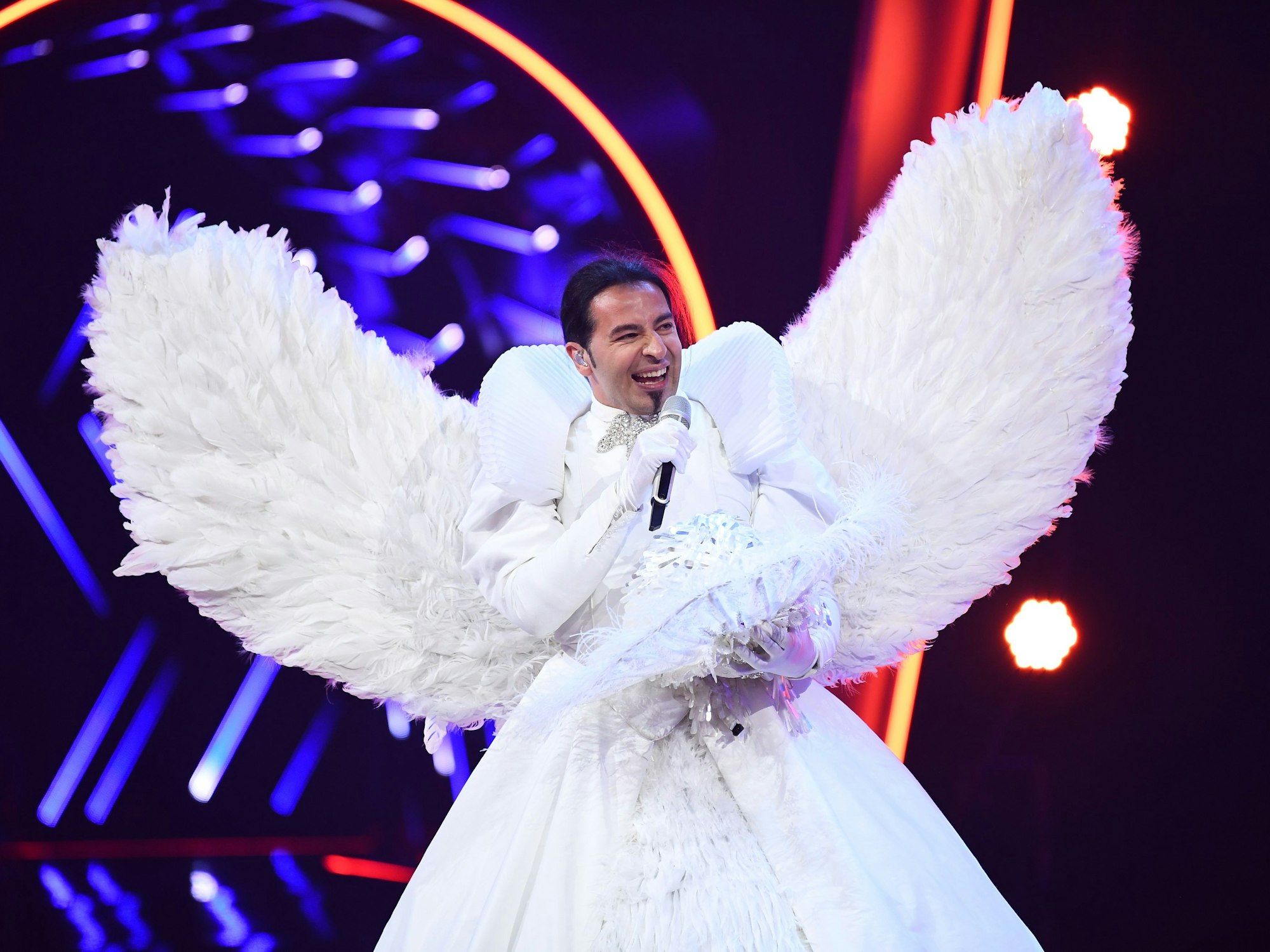 Bülent Ceylan als "Engel" bei "The Masked Singer" 2019