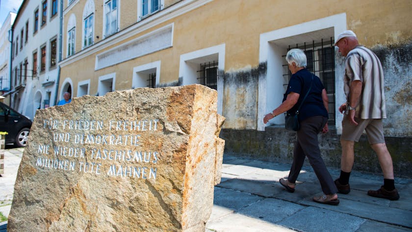 Der Gedenkstein vor dem Geburtshaus Adolf Hitlers mahnt vor Faschismus. (Archivbild)