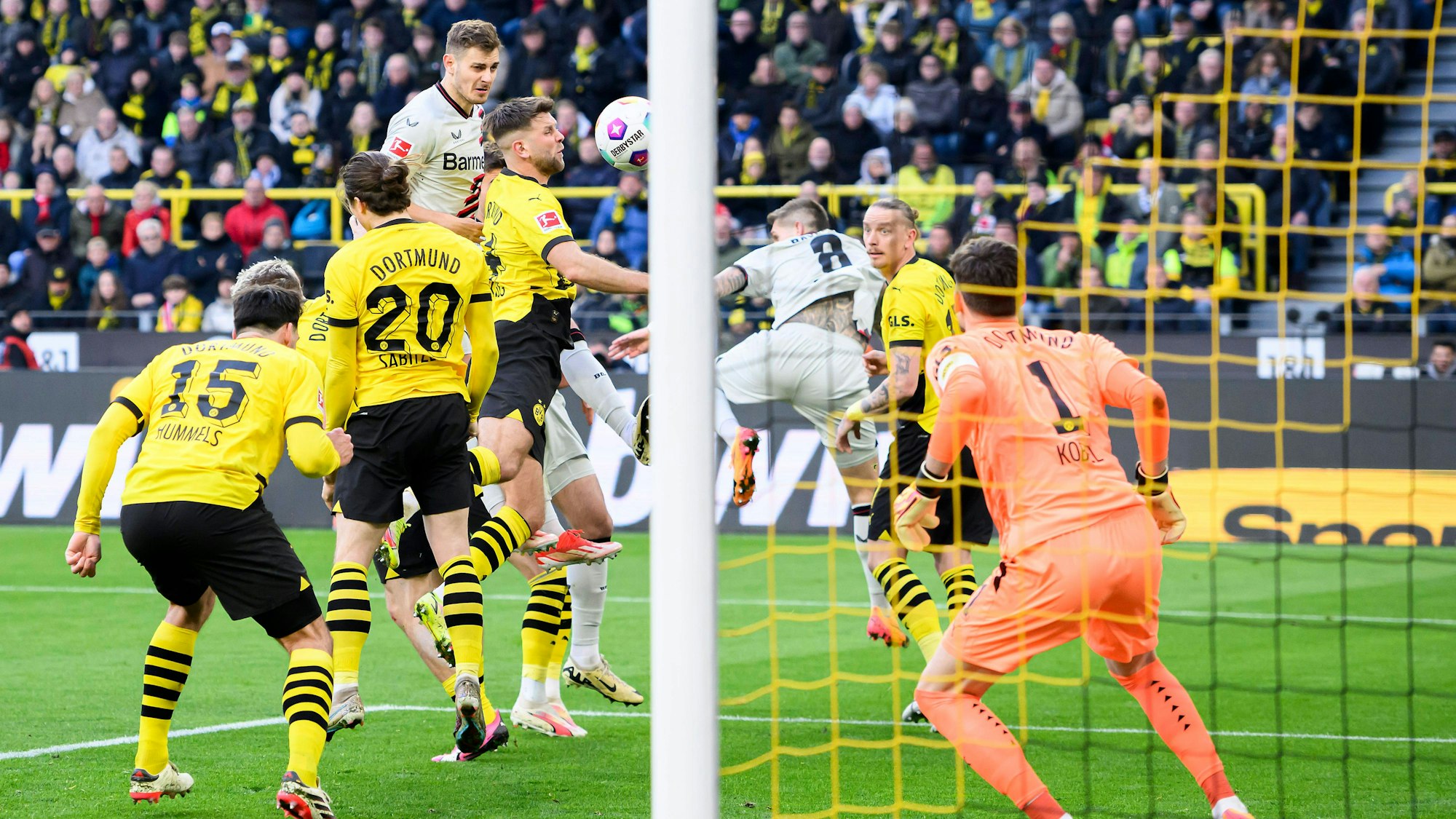 Josip Stanisic springt höher als alle Dortmunder und köpft den Ball aufs lange Eck. Kobel kann nur zuschauen.